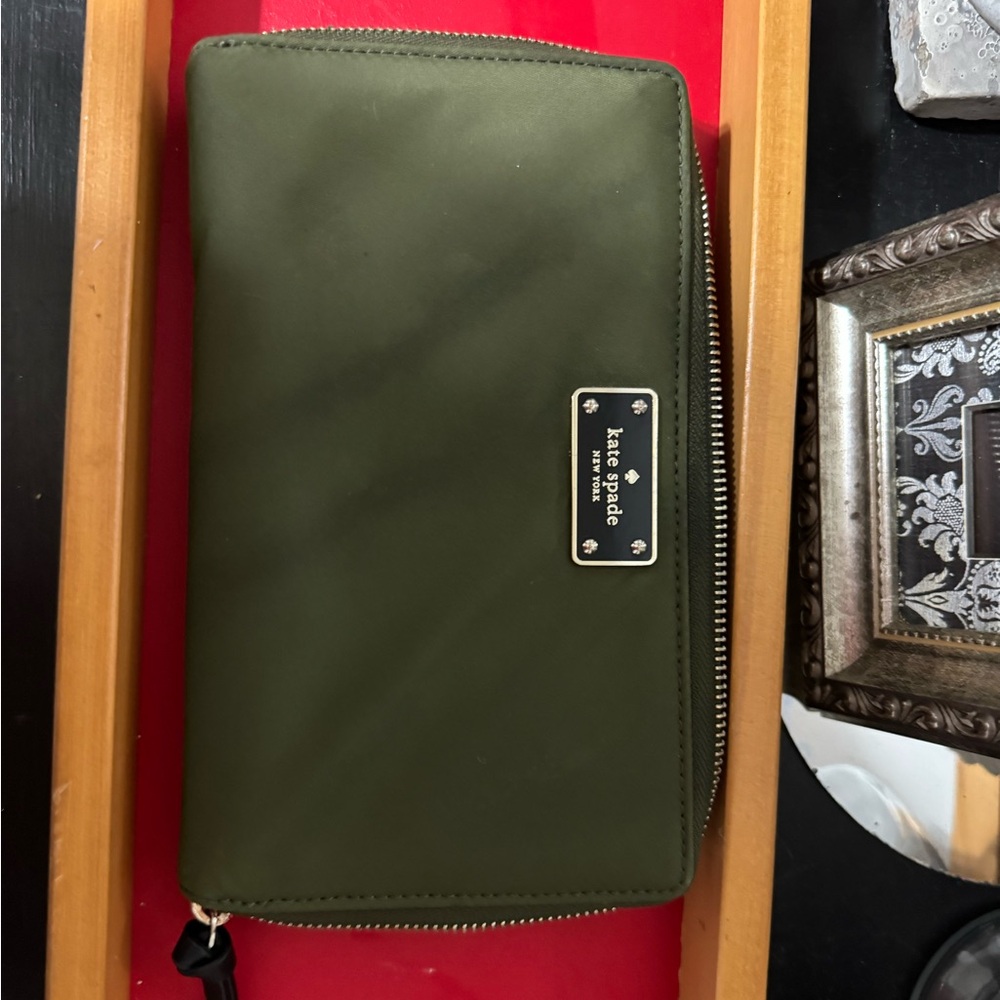 Kate spade nylon clutch wallet